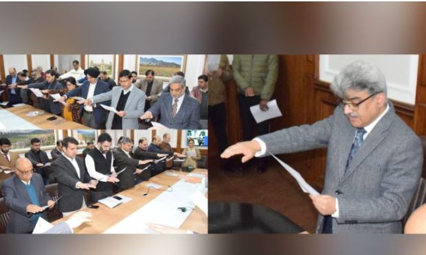 'सीएस अटल डुल्लू ने 15वें राष्ट्रीय मतदाता दिवस पर अधिकारियों को शपथ दिलाई | '